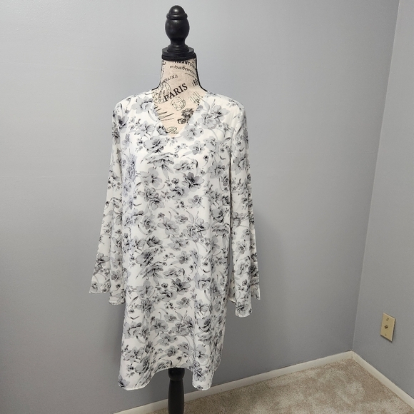 Sugarlips Gray and White Bell Sleeve Midi Dress Size XS - Picture 3 of 10